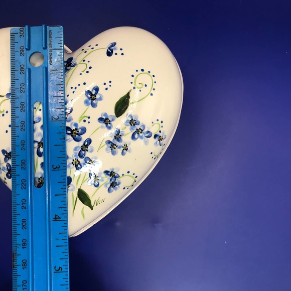 Large Ceramic Heart Trinket Box w Field of Blue Flowers 5 1/4” x 5 1/4” Signed - Picture 11 of 12